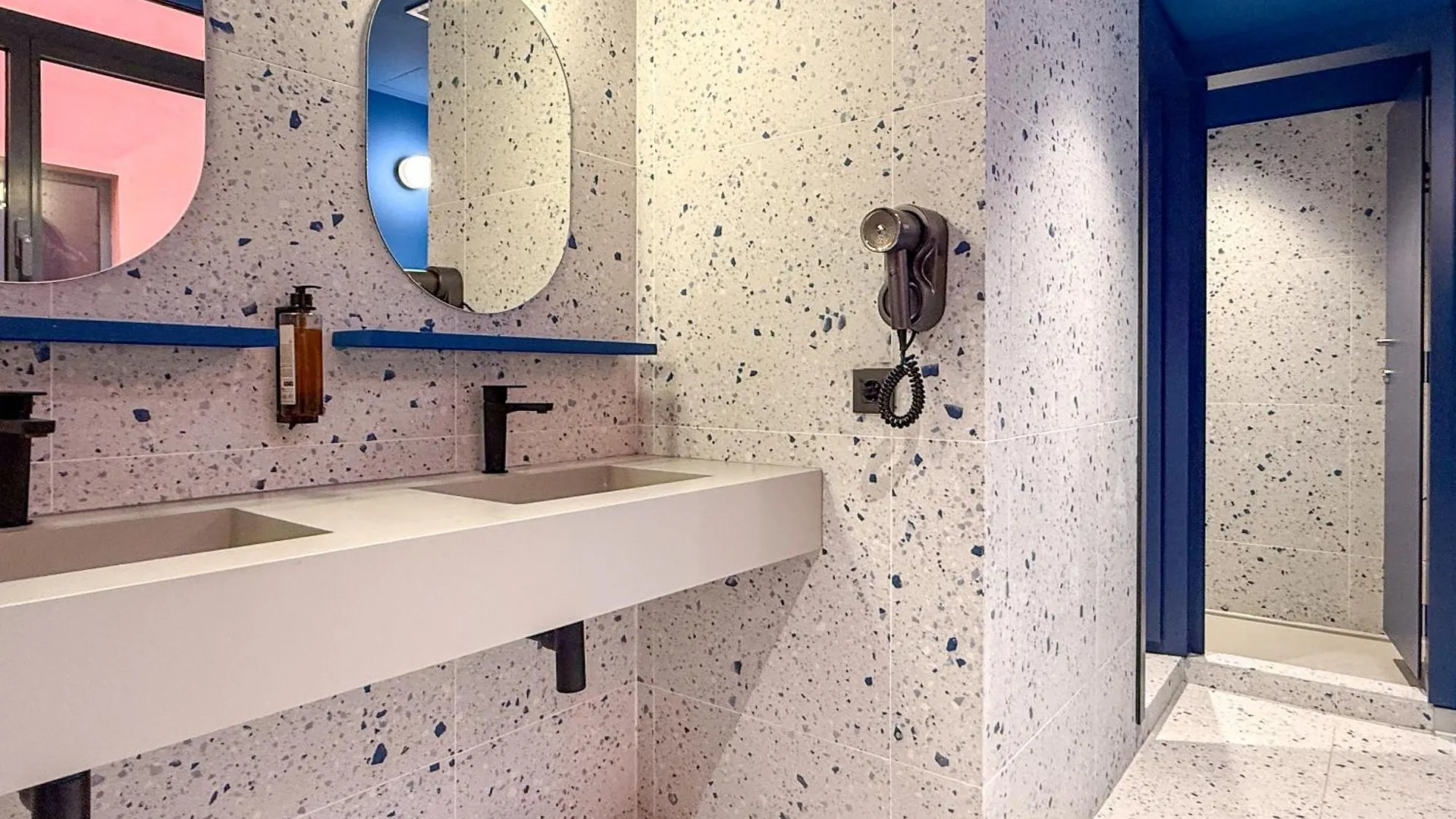 Coeo Hernan Ruiz Rooftop Pool Hostel Malaga Hiszpania
